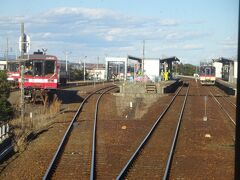 この路線の中心駅、大洗駅。
構内に車庫がある。運転士さんも交代。