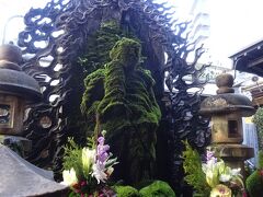 法善寺（水掛け不動尊）緑の苔の不動明王