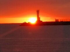 「熱海港防波堤灯台」越しに見る、朝焼けです。
久しぶりに、朝焼けを見ました。