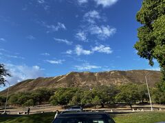 ダイヤモンドヘッドの北側。
画面の左手に外輪山を抜け火口原に至る道があり、そこからダイヤモンドヘッドの展望台への登山道が始まる。
以前登った時にはゴール直前の階段の急こう配に息も絶え絶えになったことがあったなあ。