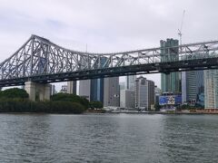 宿から徒歩でHoward Smith Wharves ferry terminalに向かいます。
途中でストーリーブリッジ下をくぐりました。