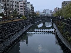 眼鏡橋。雪から雨に変わっていたが、めっぽう寒い。
川に橋が映ってくっきりと眼鏡に見える。