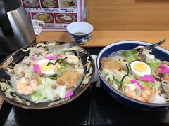 昼食は「江戸びし」のちゃんぽん。左が特製ちゃんぽん7割り麺1,150円。右は普通のちゃんぽん750円。
特製ちゃんぽんには牡蠣、帆立が入っている。
江戸びしの隣の永楽苑に行列ができていて、それにも惹かれた。永楽は中華屋さん。中華はどこでも食べられるので、当初の予定通りちゃんぽんにした。
スープの美味しいちゃんぽんだった。