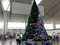 バスでホテルに戻って、荷物を受け取ってから歩いて空港へ来ました。
クリスマスだと赤系の暖色が多いけど、ここのツリーは青色で装飾されていて涼し気でした。