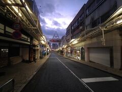 朝焼けを見に、熱海銀座商店街を通り海岸に向かいます。
6時半位なので、開いている店は一つもありません。