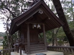 おまけ
出雲大社の参道には、摂社の野見宿禰神社があります。垂仁天皇主催の相撲大会に召喚され、勝利しました。ということで、国技大相撲の神様とされます。実は、第13代宮司と同一人物とされます。