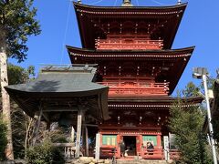 更に石段を上って、柏原八幡宮 三重塔へ・・
旅行記の表紙は、この時に撮りました。
左手に写っている銅鐘は兵庫県指定重要文化財で、厄除開運難逃れの鐘として多くの参詣者に親しまれているようです。