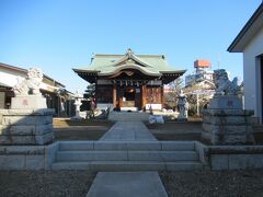 本町通りの住宅地に建つ、願い事をかなえてくれると言われる天狗が祀られている神社です。加村（現在の加）の総鎮守として信仰されている神社で、江戸川の恵みによって発展した町であることから、境内には水神社も祀られています。正月明けに訪れたため、氏子の方たちが正月飾りを忙しそうに片づけていました。おかげで神輿庫に置かれている御輿を見学することができました。