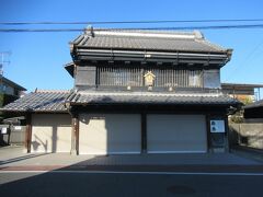 本町通り沿いに建つ土蔵造りの1846年創業の呉服店です。建物は1890年に建てられました。土壁と屋根の鬼瓦に大黒天と恵比寿天が表されているのが特徴で、国の登録有形文化財に指定されています。明治時代に建てられた建物が少なくなった流山市では貴重な建物だと思います。