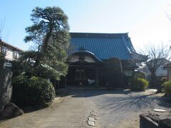 すぐ近くに鎌倉時代創建の日蓮宗寺院常与寺が建っています。明治5年に千葉県最初の小学校として、寺の本堂が校舎として使用され、小学校と同時に千葉大学教育学部の前身である印旛官員共立学舎が開設された歴史を持つ寺です。境内には千葉師範学校発祥之地碑が建っています。唐破風を持つ趣ある木造の本堂と樹齢500年と言われる大きな銀杏は歴史が感じられます。