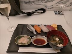 ANAのスィートラウンジで晩ごはん～♪
まずはお寿司