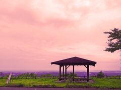 湯の岳平和観音から、さらに湯の岳を登ると
数分で、急に広い展望公園にゆきつく。
ここが「湯ノ岳パノラマライン展望台」。
（名前が長い！！）