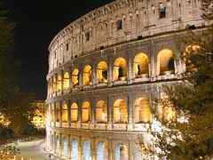 一時間程電車に乗ってローマへ。
ホテルから5分程歩いたところにコロッセオが。
今までの都市でみてきた建物とは全く違う時代、規模、
圧倒的な「ローマ」
