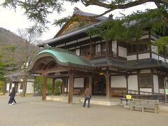 公園の一番大きな建物
商工奨励館