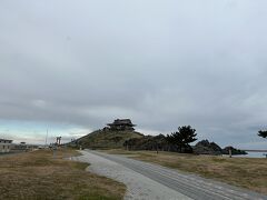 八戸市に来ました。八食センターでお土産を物色したあと、蕪島へ。
