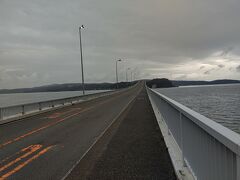 能登島大橋。雨がつらい。スリップも心配（苔の生えているところでこけました）