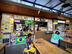 【タイ（バンコク）にてブラジル料理】

この日も、数駅先のエカマイ駅からトボトボと歩いていた。


写真：なんと！「ブラジリアン・ボテコ（ちょい呑み屋）」