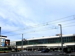 朝の富山駅。
すっきり広々。
いいよねえ。

しかし横浜ってのはなんでいつもあんなに人がいるんだ。
富山の方がずっとかっこよかろう。
でもあまり人に知られて富山に人が大挙してもよろしくないので、横浜（私の職場が横浜だが横浜が嫌い）に集う人々には知らせないでおこう。

ここだけの話、横浜にあって富山にないものなんてほとんどないんだけどな。
その逆はたくさんあるが。