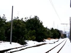 東新湊の、雪と線路。
この駅はすぐ横が大きな工場入り口になっていて、通勤時は混むのかしらと思ったり。