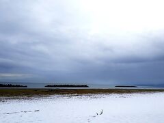 終点の岩瀬浜から、工場や住宅街を眺めやりつつ、岩瀬浜海岸へ。
曇ってはいるが、風がないのでそれほど寒くない。
気温も7.5度もある。

富山に来る前は、日本海ってもっと波の大きい荒くれた海だと思っていたが、富山湾はこのように穏やか。
この中にはたくさんの美味しいお魚が生きているのであろう。
素晴らしい。日本の宝。住みたい。

砂浜は雪が残っており、関東では見られない景色。
人っ子一人おりません。
しんとした雪の海水浴場を独り占め。
贅沢である。

砂は湿っていて固く、歩きやすい。
こんなところに一人で来て、何が楽しいのかと思う向きもあるだろうが、
いやはや楽しいですよ。
心が落ち着きます。
これも最近流行りの「整う」というやつか。