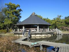 千葉公園蓮華亭　綿打池のほとりに建つ、大賀ハスの展示資料館です。売店もあり休憩所にもなっています。6月の蓮の季節に来たいものです