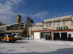 大きい荷物はホテルに預けてすぐ横の函館朝市をふらふらします。
むかーし1度函館に旅行に来たことがあるんですが、その時はレンタカーで動いてたので市場と駅がこんなに近いなんて知りませんでした。