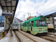 お腹いっぱいになったところで市電に乗って十字街へ来ました。

市電と言うので電車の仲間かと思うんですが、乗り方などはバスと同じです。
自分の降りたい停留所の前でベルを鳴らし、降りる時に料金を支払って前側から降車します。
私は2日券を持っているので運転士さんに券を見せて降りました。