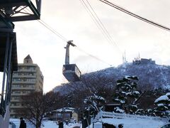 歩道の手すりに頼ることなく坂道は登りきれました。
たくさん着込んできたのでコートの中は蒸れてあっついです。