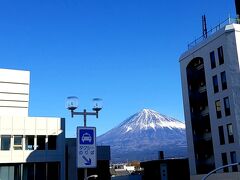 車窓を見ながら心があちこちに飛んでいく時間というのは
ストレス解消に効果絶大。
昔のことを思い出しながら、富士宮駅に到着です。

越してからも3度ほどお墓参りなどで来たことがあるが、
浅間大社に寄るのは初めて。
駅のロータリーからも富士山がくっきり見えます。
雲一つない晴天。
さすが晴れ女のふむすけ。