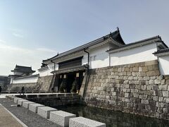 朝、新幹線で京都に到着
京都駅からまっすぐ二条城へ向かいました
１６０１年に徳川家康が築いたお城で、明治時代には離宮となりました