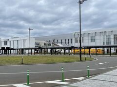 木古内の駅に来ました。

北海道新幹線の開通とともに立派な駅舎となったようです。
でも周りはまだまだ普通の町ですね。