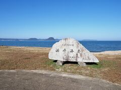 チェックアウト後に宿の前の浜辺に行ってみました。
遠くまで広がる唐津湾の蒼色を見ながら深呼吸