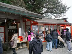 二見興玉神社の境内には、天照大神が隠れられた処（日の入処）のひとつとされる天の岩屋があります