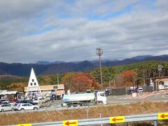 途中停車したひるがの高原サービスエリア。

遠く白山の姿も見える絶景でした。
あの山の向こうは福井県です。
