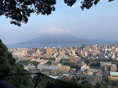 天文館むじゃきから、鹿児島シティビューのバスに乗って、展望台まで。
190円でした。
かなりの坂なので、歩いて登るのは体力に自信のある方かな？？

真っ正面に先ほど行った桜島！
圧巻！


帰りはバスの時間も合わず、歩いて下りました。
帰りは下りなので疲れません。