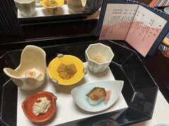 楽しみにしていたお夕飯です。

宴会場とかで食べるのかと思いきや、自室とは別の客室を用意して下さっていて、そちらでご飯をいただくことに。
これもコロナ対策なんだそうです。