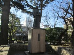 川口為之助像　羽衣公園内に建つ像で、氏は現千葉県佐倉市出身の政治家、初代民選千葉県知事です
