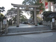 恵比須神社の鳥居
昔は本殿を真っ直ぐのちょうど若戸大橋下に鳥居がありました。
今はここから入って真ん中あたりで左手に直角に折れ、進むと本殿です。
