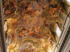 そこからまた歩いて 聖イグナチオ ・ロヨラ教会へ。
だまし絵で天井を高く見せている教会です。