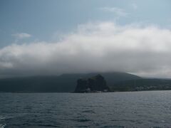 13:10 出港直後の利尻島の様子
手前はペシ岬、奥の利尻富士には雲が掛かって取れなかった
鷲泊からフェリーで香深へ移動