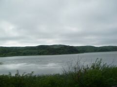14:27 車窓から久種湖
日本最北の湖「久種湖」(「くしゅこ」と読みます。アイヌ語の「山越えする沼」) は、面積0.5K㎡、周囲4ｋｍの湖で、アイヌの悲しい物語があるそうだ。