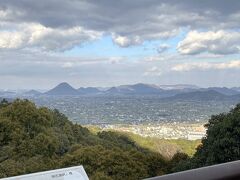 『展望台』。御本宮からの眺め。「讃岐富士」と呼ばれる飯野山（いいのやま）が見えます。