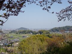 神社でお参りした後、甘樫丘に登ってみた
蘇我蝦夷(そがのえみし)、入鹿(いるか)親子が大邸宅をこのあたりに構えていた場所だという

ここの頂上展望台からは大和三山（やまとさんざん）が全部見えるんだ
見えているのは香具山(かぐやま）右と、耳成山（みみなしやま）中央
なんだか百人一首がしたくなった