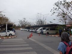 　空港からラオス国境の町ノーンカイに行くリムジンバス乗車券を買いました。バス乗り場を探します。