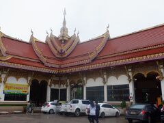 　ノーンカーイ市街に多くの人々の信仰を集める大きな寺院があります。広い境内に本堂他、複数の建物があります。よくあるタイの寺院のようですが内部は金色に輝く仏像や極彩色の装飾や壁画で目を見張ります。寺院の前にも仏像が並んでおり参拝する信者が絶えません。