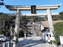 東照宮を降りて、近くにあるらしい和歌浦天満宮を探すと・・・隣の公園をぐるっと見渡して見つけました。