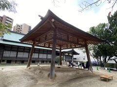 境内に土俵が！！住吉神社は相撲と縁が深く、九州場所前には
親方たちが安全な開催を祈願したり、横綱の奉納土俵入りや、
浅香山部屋が稽古もしたりするそう。