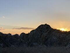 24番最御崎寺は17時前に間に合い、
海岸に降りて室戸岬の夕暮れ。