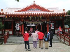 この日は、波上宮を参拝した。
初詣で県内で一番混みあう神社だ。