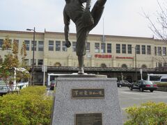 宇治橋まえの臨時バス停からバスで宇治山田駅で下車。宇治山田駅の前に沢村栄治の像を発見。